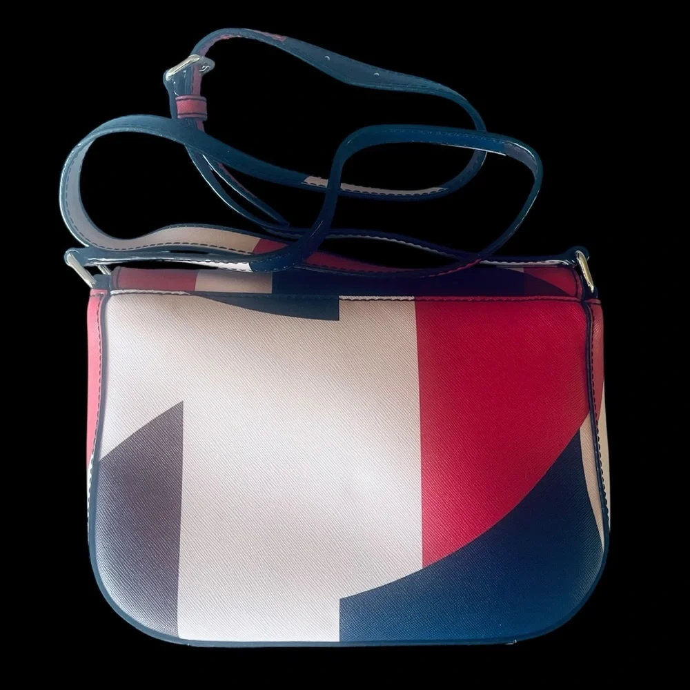 Kate Spade Laurel Way Geo Spotlight Large Carson Crossbody Bag in Pink/Navy